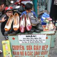 Cậu bé sửa giày dép